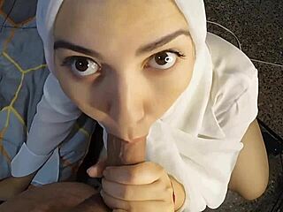 امرأة عربية مسلمة تمص ديبثروت زي المحترفة! تترجى لبن أكتر لحد ما يغرق وشها الحلو وصدرها الصغير في الآخر