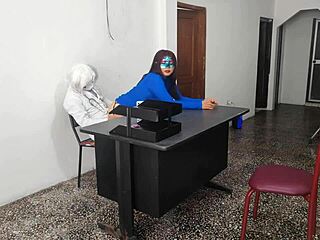 Zdravnik se prepusti čutnemu jebanju s sekretarko ki ga jaha na mizi v pisarni