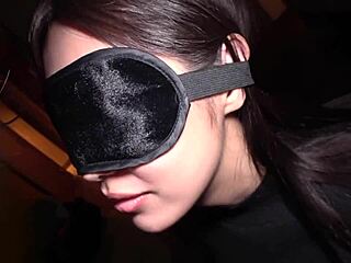 麻美さんとやさしくキスをしたら「照れちゃう」と言っていたので目隠しをさせて乳首をさわるとビクビク感じ、さらに美乳をわしづかみアソコをいじると「いっぱいさわって欲しい」