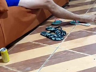 I sucked the dick of the guy doing odd jobs at home and got horny but remembered no condom available