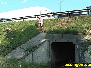 safe outdoor spot for pissing