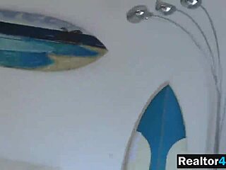 Elsker slank hot latina kjærestes trange rakede fitte i hard spooning