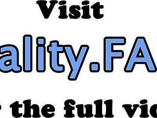 למה נערה 18+ מקעקעת מציצה נדופקת כל כך בתשוקה בדוגי עם מציצה פרועה?