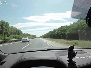 שתי לטיניות נהנות מנסיעה כיפית במכונית חדשה