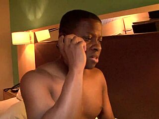 ब्रुनेट 18+ लड़की फिशनेट्स हील्स में बेड पर बड़ी काली लंड से चुदाई!