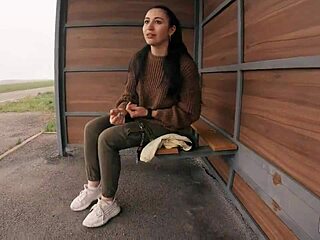 Kockázatos nyilvános fafaszás buszmegállóban barna tinivel aki óriás faszt szop és lenyeli a sprmát