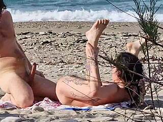 Plažni seks strastvenih s squirt orgazmima žene snimljen teleobjektivom