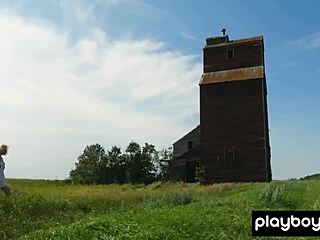 Heiße blonde MILF Jenessa Dawn zeigt Farm und rasierte Fotze nackt