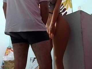 Madrastra má tremendo tělo, ta kurva se vyřádí, když táta není doma