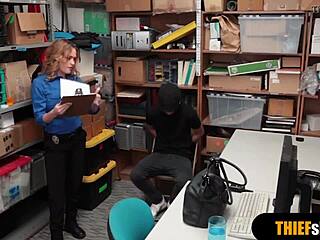 Sarı milf güvenlikçi hırsızla köpek stili sert sikiliyor