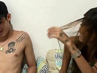 Drobná nevlastná sestrička z vysokej školáčky prosí o tvrdý sex s veľkým kokotom - miluje to hlboko