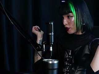 Decidiu investir em conteúdo pornô, foi chamada na direção da escola por vídeo vazado, perdeu virgindade na cama da mãe - Carol RHCP Sheer Red.