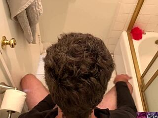 אמא חורגת ארין אלקטרה עוזרת לבן חורג לגמור בשירותים עם ציצים גדולים טבעיים חשופים