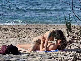 סקס חוף מאהבים נלהבים עם התזות כוס בטלפוטו