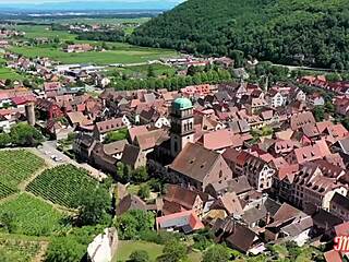 Jess belle milf savoure deux bites bien veineuses in mmf threesome with big tits