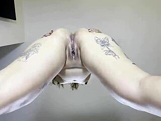 Se corre a chorros mientras come verga!