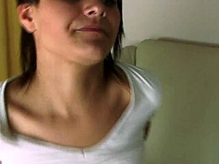 Защо татко си пада по младата 18+ брюнетка путка в табу догги с лицево изстрелване