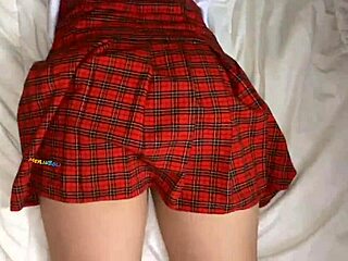 Colegiala faldita roja follada amigo casero