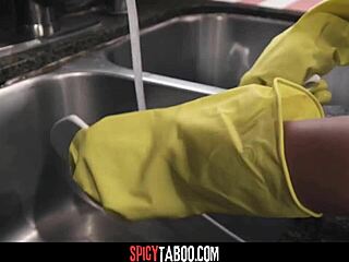 Große Titten Latina-Maid vom Boss in Cowgirl und Deepthroat gefickt