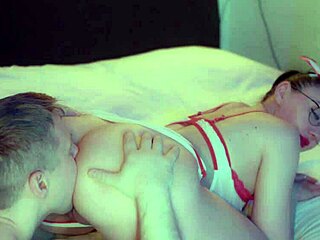 Мъж пишка по жена си и я чука в гъза с голям хуй в груб доминация