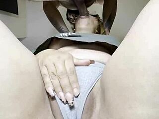 Se corre a chorros mientras come verga!