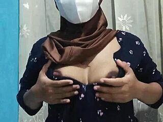 เฮ้ สาวมุสลิมสวยใส่ฮิแจ็บ ทำไมช่วยตัวเองดิลโด้ทั้งบ้านว่าง