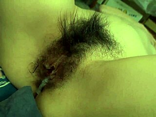 日本人美女真希豊城が発情毛マンコに中出しフィニッシュ