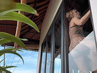 M-am excitat filmând blondă drăguță în plasă și lingerie aplecată superb