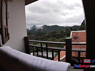 Gadis Thai 18+ amatur pacar hisap dan naik batang besar di gunung kongkek