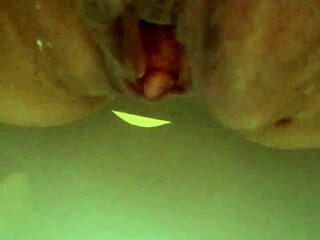 Брюнетка Гретала играет мускулистыми губами пизды в деталях