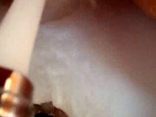 Брюнетка Гретала играет мускулистыми губами пизды в деталях