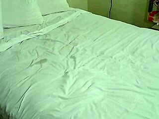 Milf asiatica amatoriale in casting bacia latina in scena lesbo ragazza su ragazza!