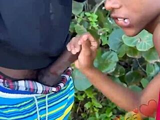 Encontré un negro con verga grande en la playa y le chupé hasta beber su leche