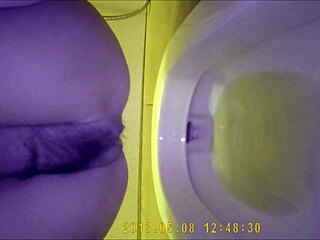 Asian Teen 18+ Peeing Boldly in Toilet