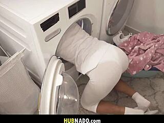 Si tisti razvajeni sostanovalec, ki me hoče jahat v kavbojki po deepthroatu? Dodajva doggystyle in facial cumshot.