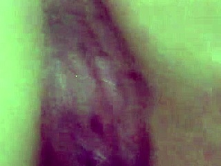 Empurrou com tudo na buceta da coroa e gozou igual um cavalo garanhão