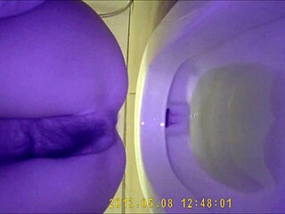Asian Teen 18+ Peeing Boldly in Toilet