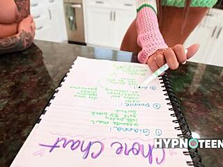 Soră vitregă indiană cu țâțe mari, pizdă păroasă linsă și futută doggy cu palmate close-up