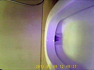 Asian Teen 18+ Peeing Boldly in Toilet