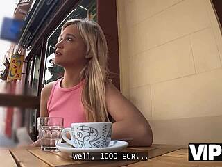 Blondína zažíva zábavu v verejnom WC s českou priateľkou