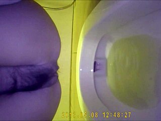 Asian Teen 18+ Peeing Boldly in Toilet