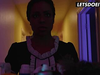 Накаво брюнетка слугиня Kira Noir се вълнува от дълбоко гърло и мокър пича чукан от голям кур