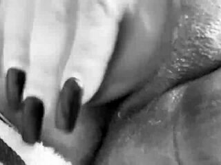 La hijastra de mi vecina ya es una adulta y quiero follarmela ya with homemade lesbian scissoring and fingering