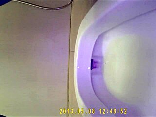 Asian Teen 18+ Peeing Boldly in Toilet