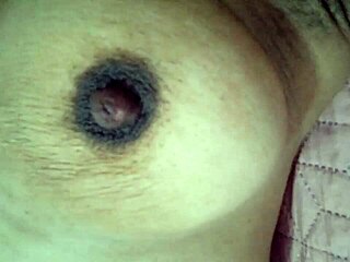 Madrastra consentida se acaricia sus partes intimas frotando suavemente su clitores ya que siente que le pica de la exitacion.