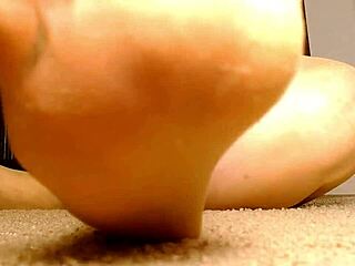 Watch Dawnskye1962 wiggle and bounce her big ass in pantyhose wildly!
