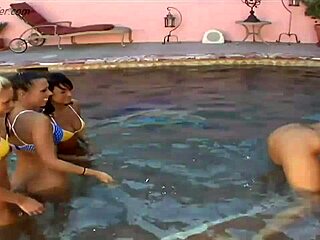 ארבע לסביות צעירות 18+ הכי לוהטות עם דילדואים ופעולה קבוצתית