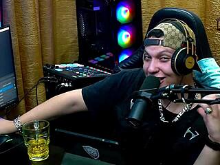 Mari Ávila gets completely naked on podcast stripping everything what would you do in Ruan's place