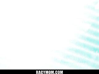 Стъпсинът вижда мащехата си да се мастурбира в банята за табу