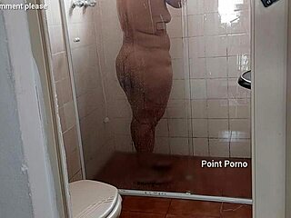 minha madrasta sempre toma banho com a porta aberta pra eu espiar ela